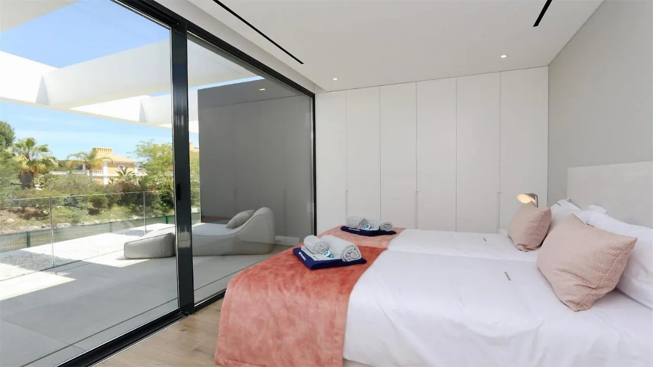 Vila Onesixone-Cleverdetails, Luxury Villa, Sleeps 8 Adults 2 Children, Private Pool And Jacuzzi Vilamoura